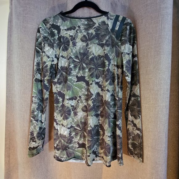 Vera Wang Camouflage Blouse - Picture 2 of 6
